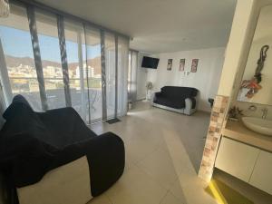 GairaBonito y cómodo apartamento en el Rodadero.的带沙发和水槽的客厅