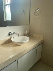 GairaBonito y cómodo apartamento en el Rodadero.的浴室设有白色水槽和镜子