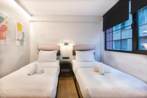 雅典PAREA Athens的带窗户的客房内设有两张单人床。