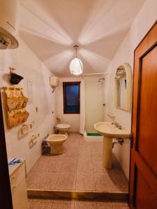 福特村Villa Regina的浴室设有2个卫生间、水槽和镜子