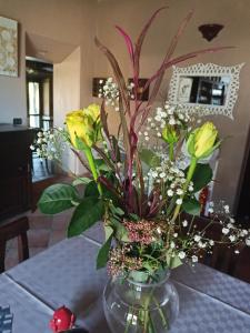 FiaiolaLu Renge的花瓶,桌子上满是鲜花