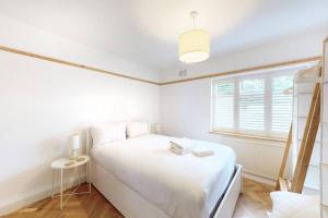 基尤Stunning 2 bed flat in Richmond的白色的卧室设有床和窗户
