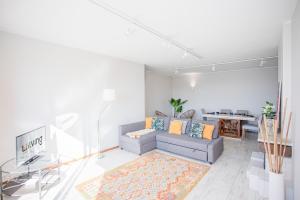 波尔图波尔图海河景生活公寓的客厅配有沙发和桌子