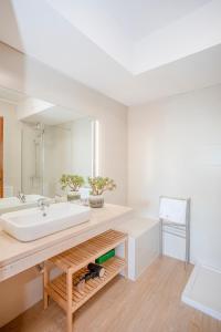 波尔图波尔图海河景生活公寓的一间带水槽和大镜子的浴室