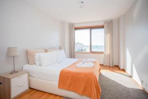 波尔图波尔图海河景生活公寓的白色的卧室设有一张大床和一个窗户