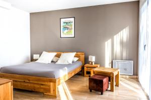 雷泽雷西德Spa卢瓦尔河& 瑟夫酒店的卧室配有1张床、1张桌子和1把椅子