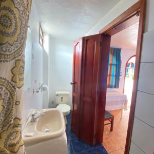 奥塔瓦洛Hostal Chasqui的一间带水槽和卫生间的浴室
