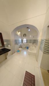 曼达瓦曼达瓦拉迪卡哈维酒店的白色的浴室设有浴缸和水槽。