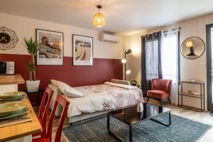 阿维尼翁Jolie Maison de ville proche centre-ville的卧室配有一张床和一张桌子及椅子