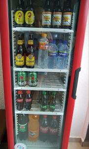 圣维森特岛Lar de férias的装满大量瓶装水的红色冰箱