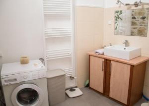 SívasIoanna 's Place的一间带洗衣机和水槽的浴室