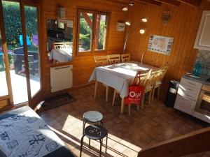 卡布尔Chalet Cabourg, 4 pièces, 8 personnes - FR-1-465-22的厨房以及带桌椅的用餐室。