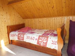 卡布尔Chalet Cabourg, 4 pièces, 8 personnes - FR-1-465-22的小木屋内一间卧室,配有一张床
