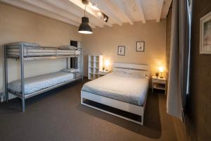 HeersDE SMISHOEVE 4 vakantiewoningen met speelruimte, dieren en wellness的一间卧室配有两张双层床。