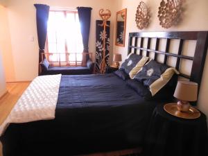 安德伯格J&B Lodge的一间卧室设有一张大床和一个窗户。