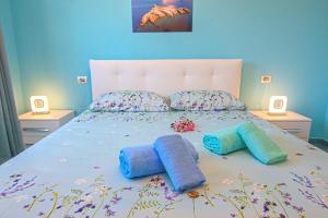 费拉约港Appartamenti Mare Portoferraio的一间卧室配有一张带两个枕头的床