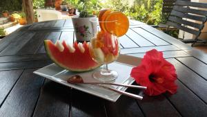 阿洛拉B&B Casa Domingo的一杯饮料和西瓜片的盘子