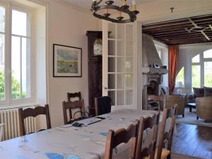 佩罗斯-吉雷克Maison Perros-Guirec, 7 pièces, 13 personnes - FR-1-368-169的一间带长桌和椅子的用餐室