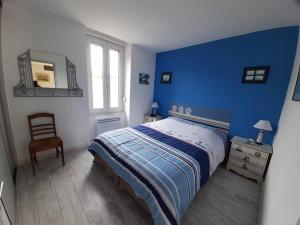 佩罗斯-吉雷克Appartement Perros-Guirec, 3 pièces, 4 personnes - FR-1-368-167的蓝色卧室,配有床和椅子