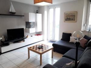 佩罗斯-吉雷克Appartement Perros-Guirec, 3 pièces, 4 personnes - FR-1-368-167的客厅配有沙发和桌子