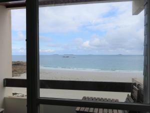 佩罗斯-吉雷克Appartement Perros-Guirec, 1 pièce, 2 personnes - FR-1-368-176的从窗户可欣赏到海滩美景