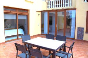 伊科德洛斯维诺斯Finca La Punta的天井设有桌椅和卧室