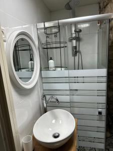 萨法德בר יוחאי的一间带水槽和镜子的浴室