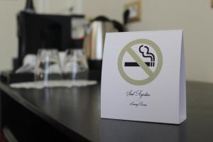 墨西拿Sant'Agostino - Luxury Rooms的桌子上的一个白色标志,带有无烟标志