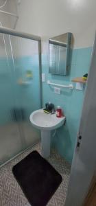 卡斯卡韦尔Casa aconchegante e pratica的浴室配有白色水槽和淋浴。