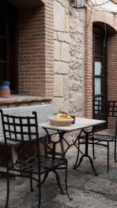 Horche卡萨乡村安德里亚酒店的一张桌子和椅子,上面有一盘食物