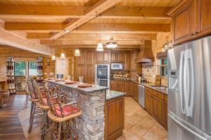 威尔克斯伯纳Lake Haven Lodge的厨房配有石制台面和木制橱柜