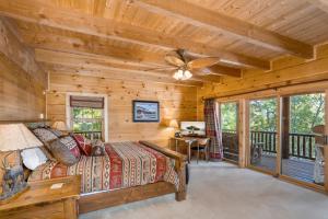 威尔克斯伯纳Lake Haven Lodge的一间卧室配有一张床和吊扇