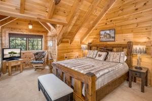 威尔克斯伯纳Lake Haven Lodge的小木屋内的卧室,配有一张床和一张书桌