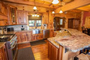 威尔克斯伯纳Malone Bay On Kerr Scott Lake的一个带木制橱柜和花岗岩台面的大厨房