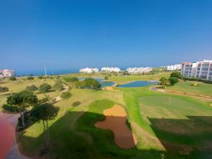 艾西拉Rosewood, un appartement de rêve à Asilah Marina Golf的高尔夫球场的顶部景观,设有两个池塘