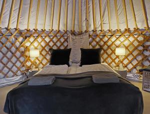 HaukadalurNáttúra Yurtel的蒙古包内一间卧室,配有一张大床