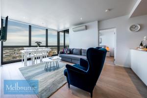 墨尔本墨尔本私人公寓 - 滨海港区科林斯街的客厅配有沙发和桌子