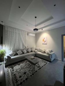 As Sayl aş Şaghīrدخول ذاتي - غرفة نوم وصالة جلوس (هادئة وخصوصية عالية)的客厅配有沙发和桌子