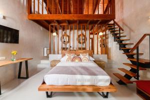 LjaknasiBlerina's Agritourism Concept的一间卧室设有一张床和一个螺旋楼梯