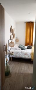 沙勒维尔-梅济耶尔La suite d'Arches的一间卧室配有一张带两盏灯的床。