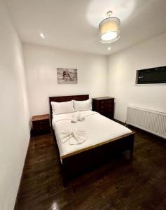伦敦Alarabi Apartments-Peckham的一间卧室,配有一张床,床上有一个弓