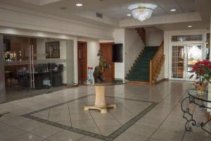 奇瓦瓦斯科莫罗酒店的大厅,房间中间设有桌子