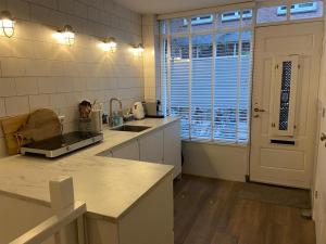 阿姆斯特丹Jordaanapartment的厨房配有柜台、水槽和窗户
