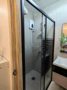 达沃市Triann Condo Staycation Davao in Inspiria Condominium Building的带淋浴和盥洗盆的浴室