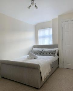 卡迪夫Cardiff Home的一间卧室配有一张带吊扇的床