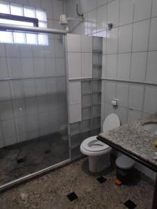 瓜拉派瑞Casa de Temporada Meaipe的浴室配有卫生间、淋浴和盥洗盆。
