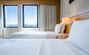 圣保罗安海比公园假日酒店的酒店客房带两张床和两个窗户
