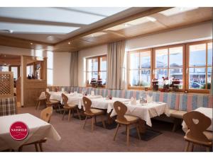 索内纳尔佩·纳斯费尔德纳斯费尔德酒店的用餐室设有桌椅和窗户。