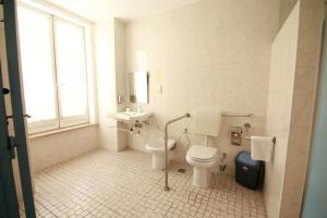 里斯本若昂酒店的一间带卫生间和水槽的浴室