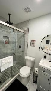 迈尔斯堡VillaBella的一间带卫生间和玻璃淋浴间的浴室